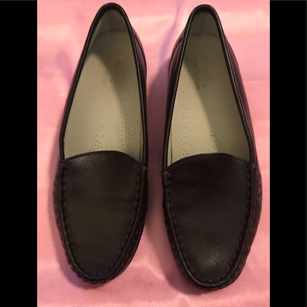Propet dark brown leather flats. 7.5 M. Great shape.